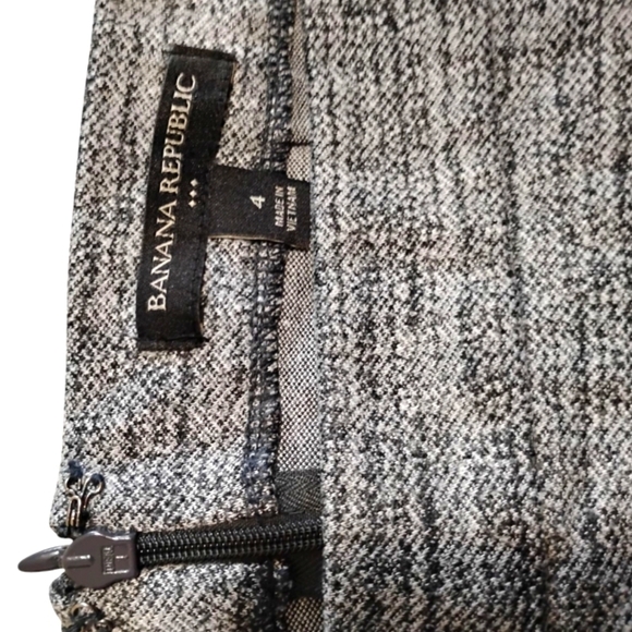 Banana Republic | Ladie's Ruffled Hem Flare Mini Skirt | Size 4 - Picture 4 of 9